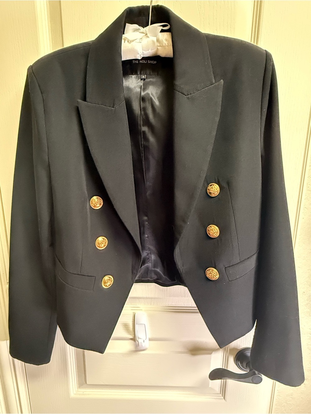 Noli Shop Cropped Black Double-Breasted Blazer with Gold Buttons